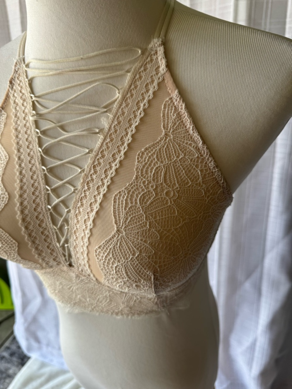 Victoria’s Secret Lace Plunge Bralette – Nude Beige (Size S) - Picture 4 of 7